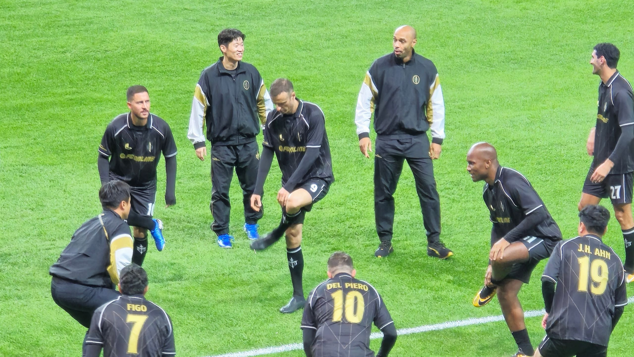 C7娱乐-足球赛场上的技术较量，谁将成为场上最闪耀的明星？(足球最厉害的明星)