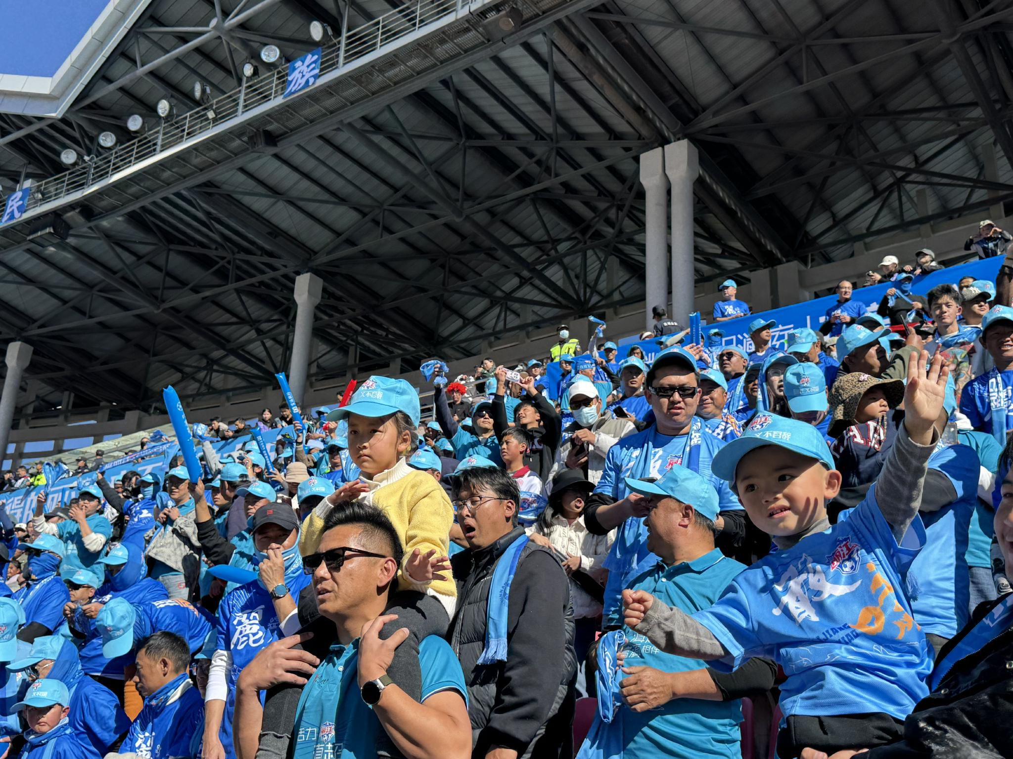 球迷涌入球场 球迷涌入球场