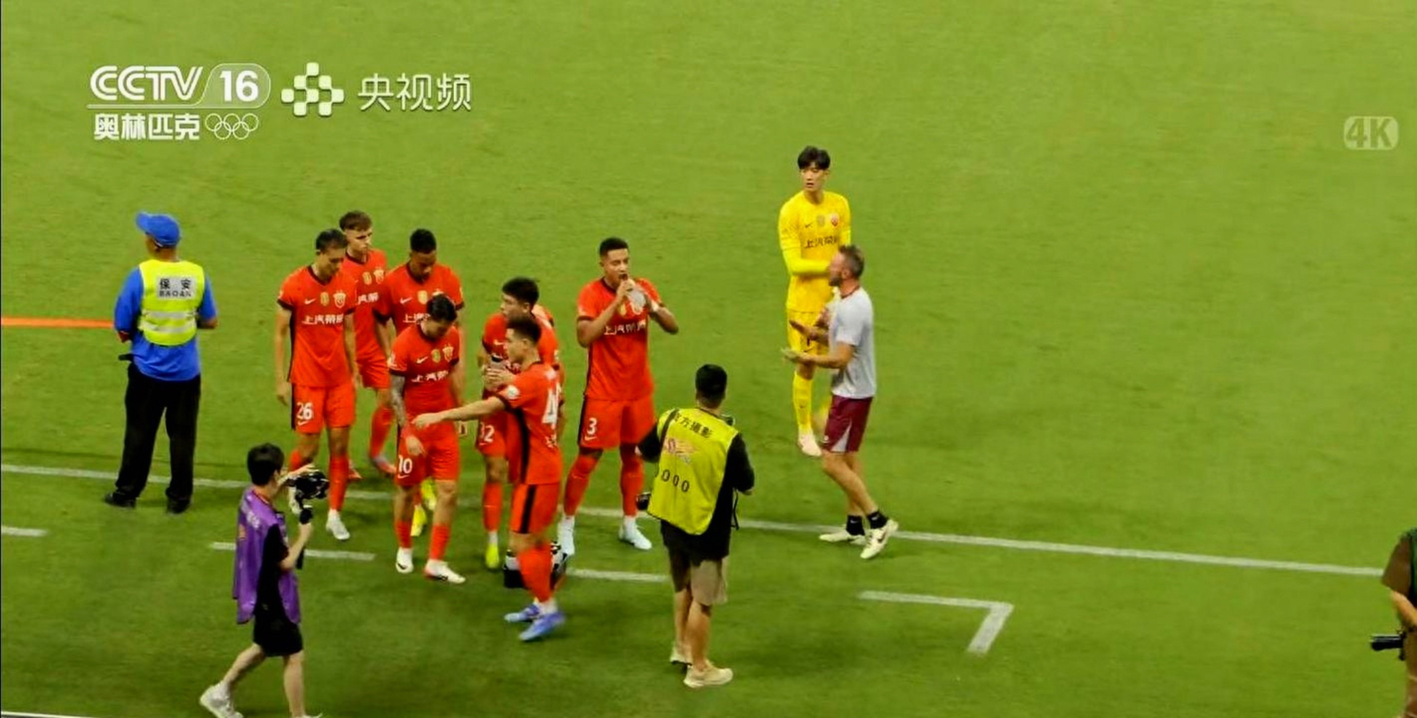 中超赛场情况引发热烈争议,球员表现受瞩目 中超赛场情况引发热烈争议,球员表现受瞩目